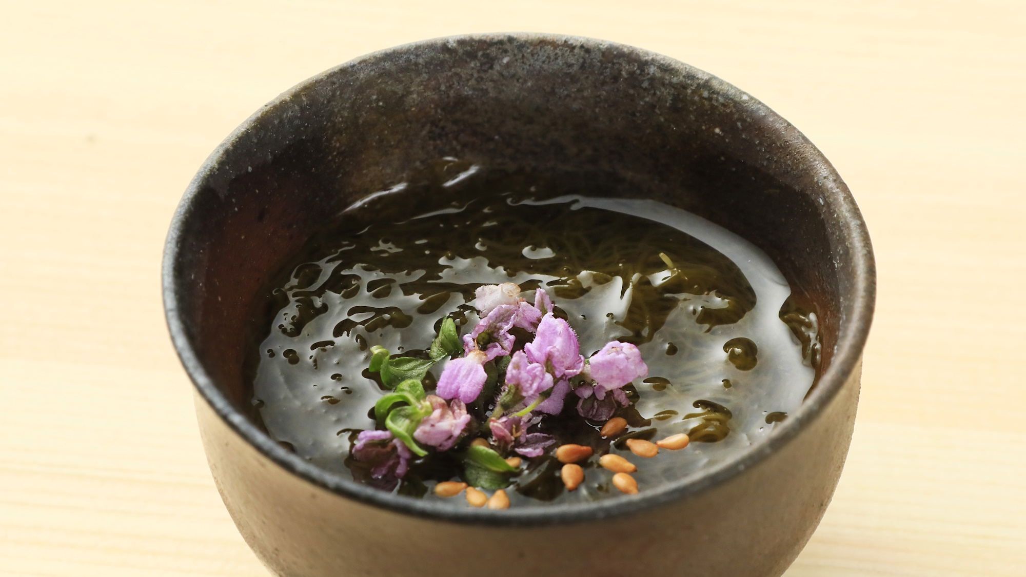 鮨おにかいの鮨ディナーは旬魚の鮨と小鉢をご提供させて頂いております　※一例