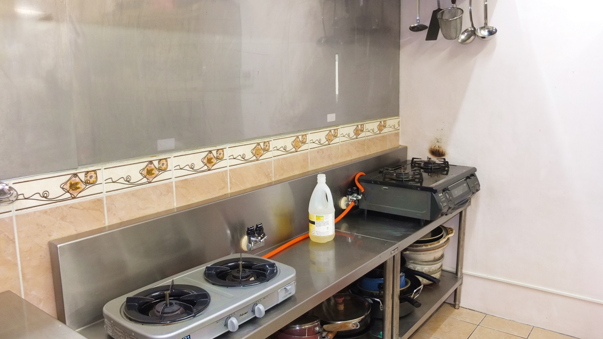 *共有キッチン／大型の業務用キッチンなので使いやすい♪ファミリー、グループ利用も快適です。