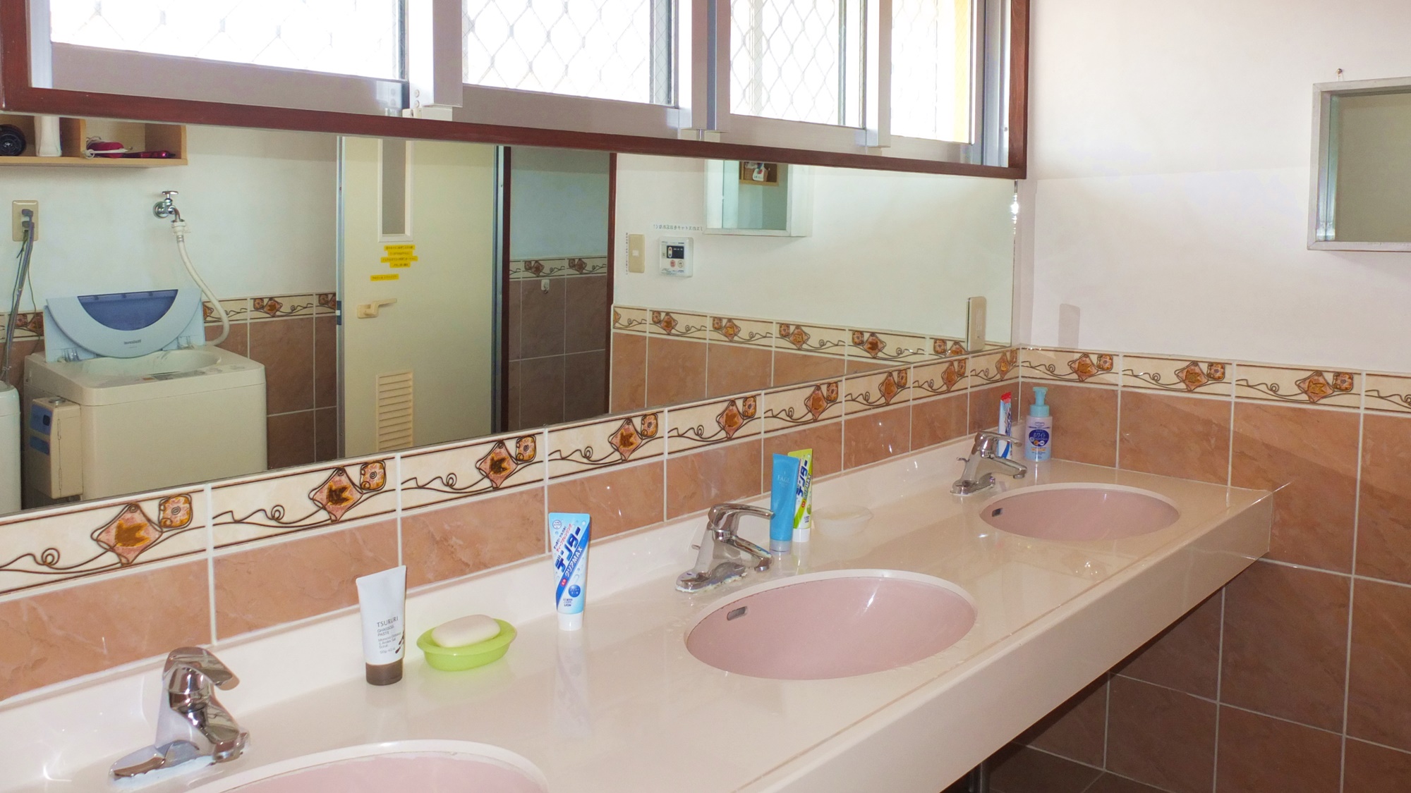 *洗面コーナー／歯磨きセット、洗顔石鹸、ドライヤーがご利用いただけます。