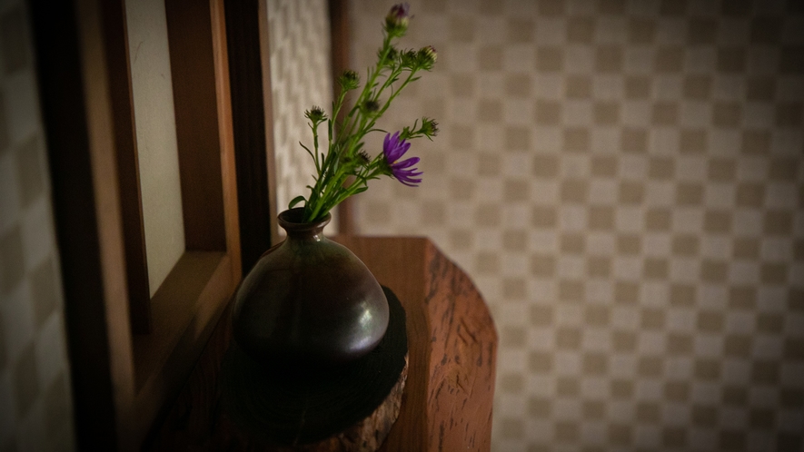 【館内】季節の花を生けてお出迎え