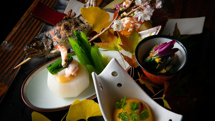 【夕食一例】女性にもご好評いただいている旬の食材を彩り豊かに盛り付けた美食懐石