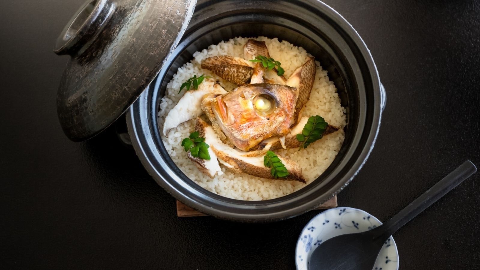 炊き立ての鯛めし。ふっくらご飯に広がる鯛の旨みが、至福の一口を演出