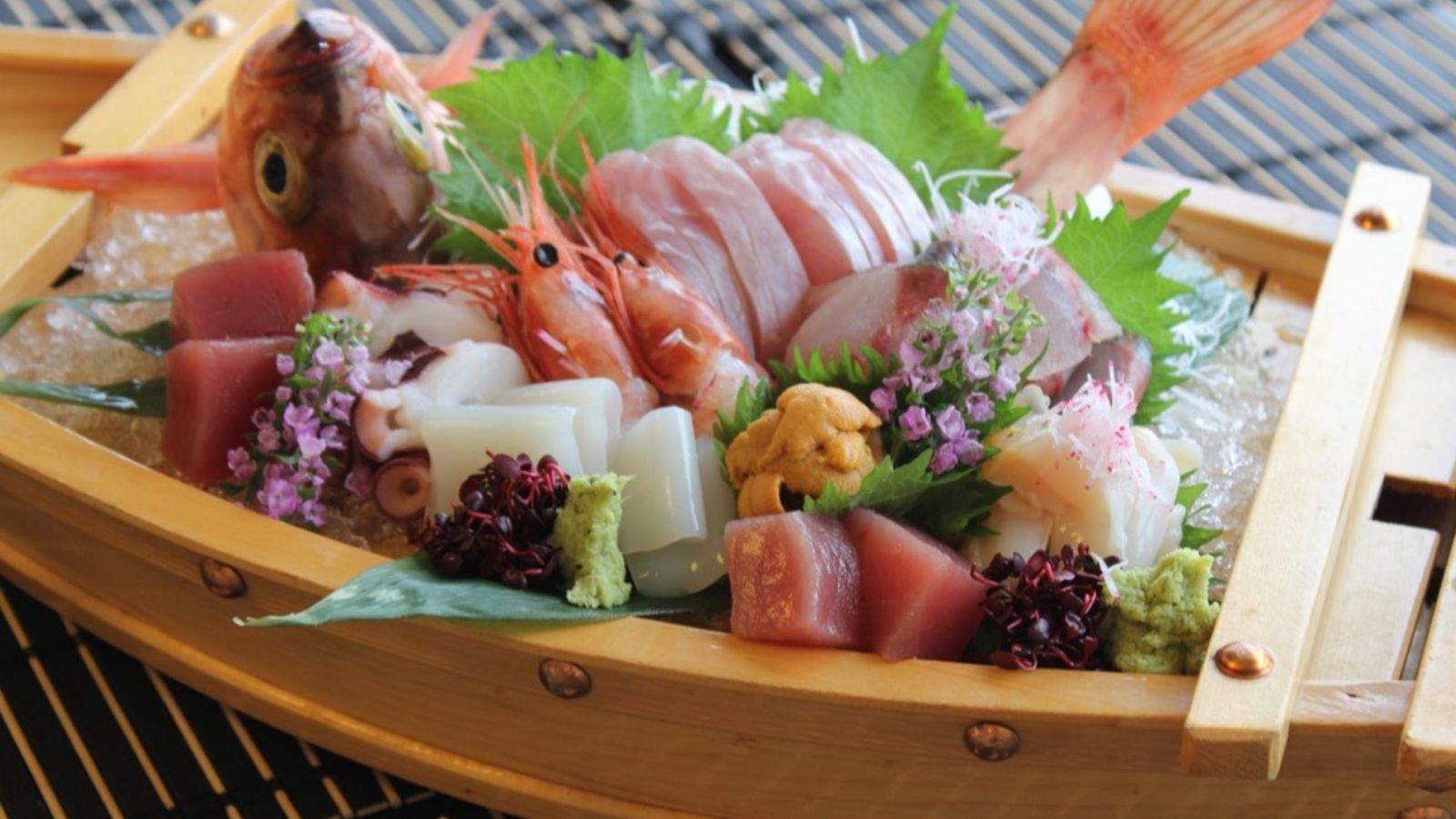 【お造り舟盛り】お祝い事や大人数のお客様にオススメ！プリプリ食感をご堪能ください（別注料理）