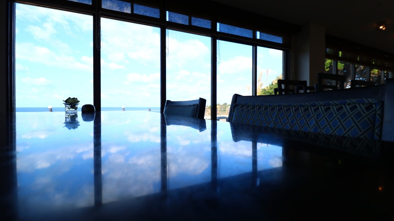 レストランから望む青空と海の絶景。美しい景色とともに、旬の味覚を