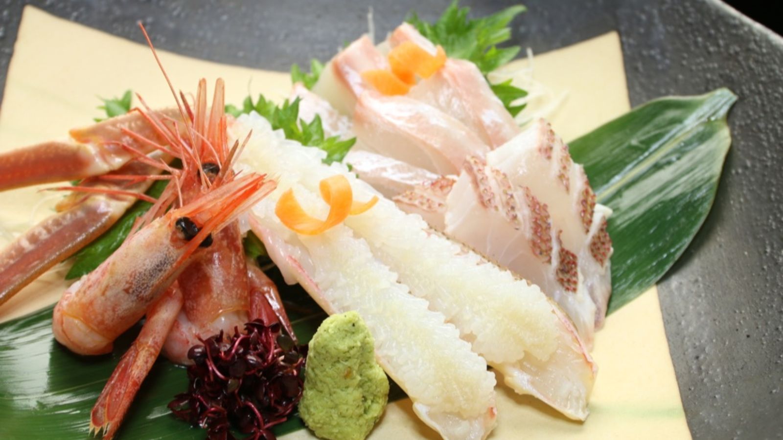 旨味が逃げないように蟹の刺身は程よく花咲かせます