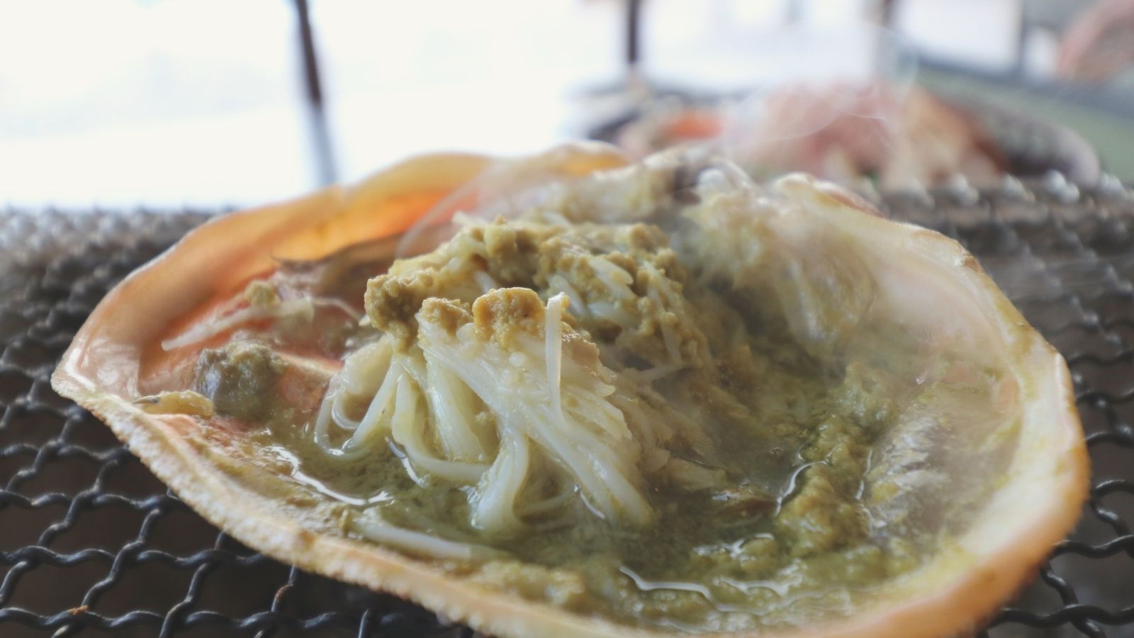 焼きたての濃厚な旨みが広がる。間人蟹の味噌と身が絡み合い、絶妙なハーモニーを奏でる贅沢な一品に