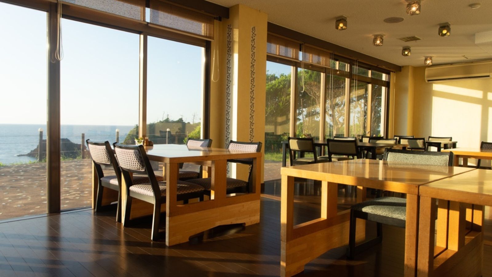 海の見えるお食事処、特に朝食時は景色も楽しめる優雅な時間