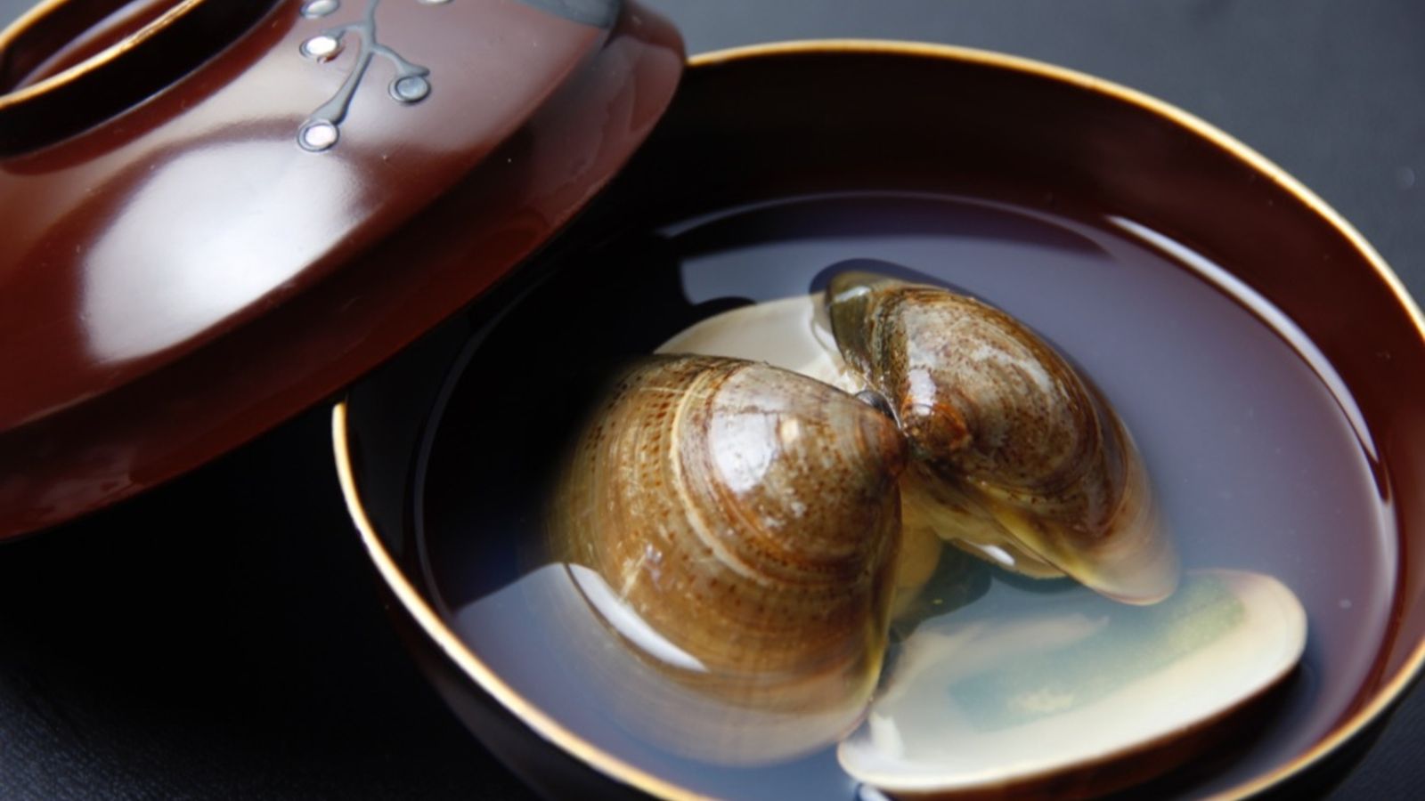 【ハマグリの吸物】出汁を丁寧に取るので深みのある吸物に