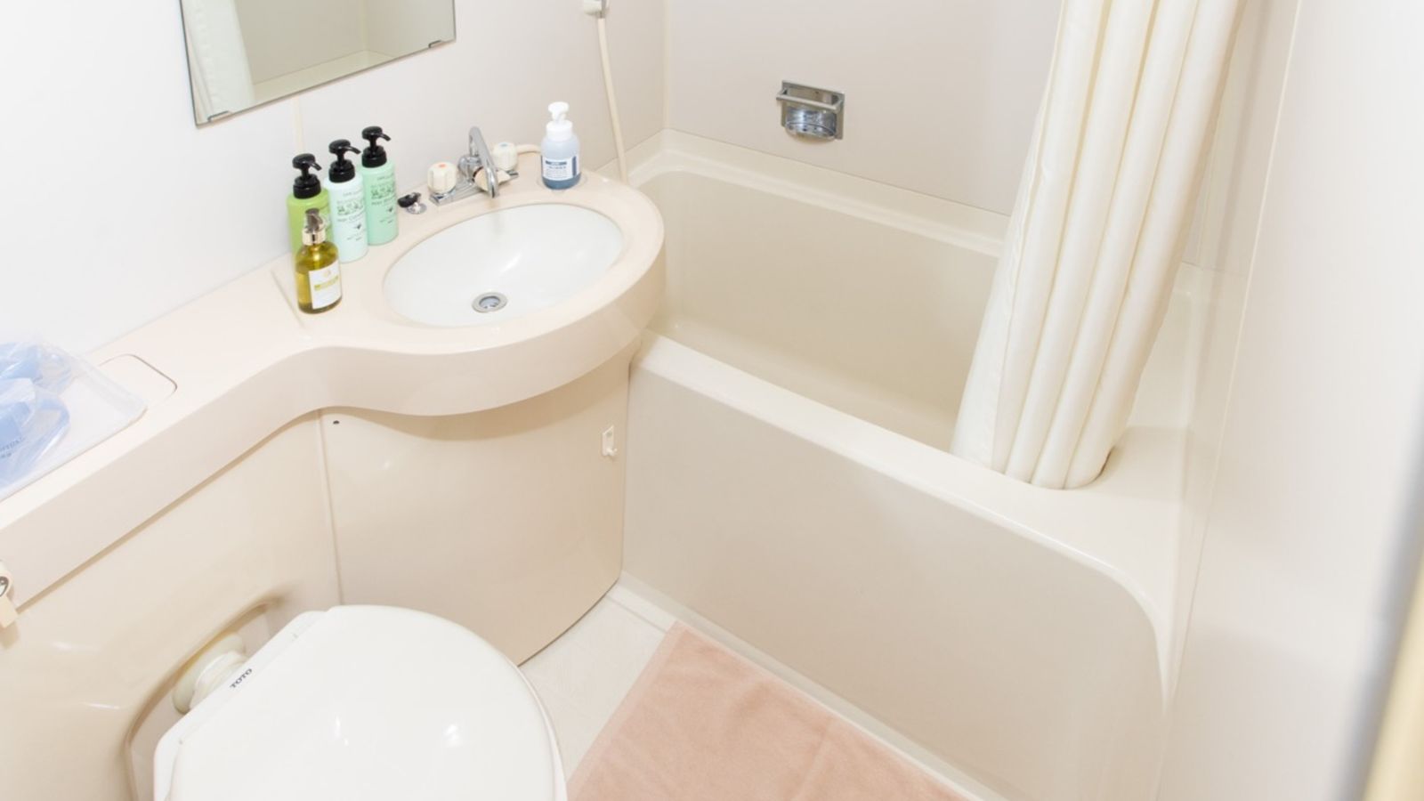 客室にはバストイレの設備がございます。