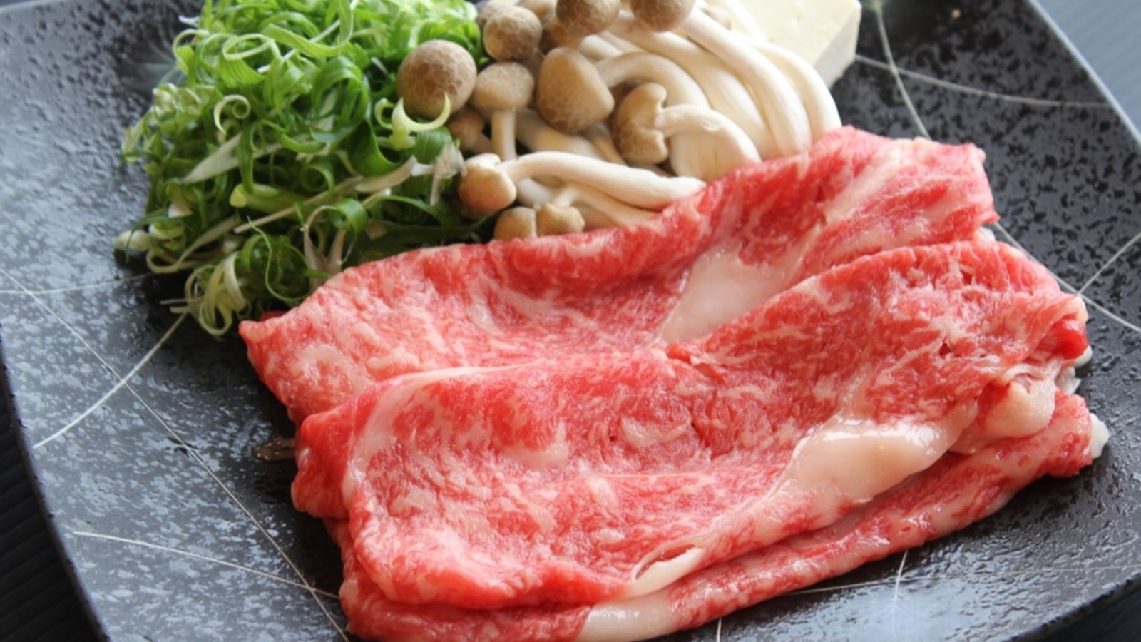 【厳選牛のしゃぶしゃぶ】食材に合わせて作る特製出汁がお肉の旨味を引き出します