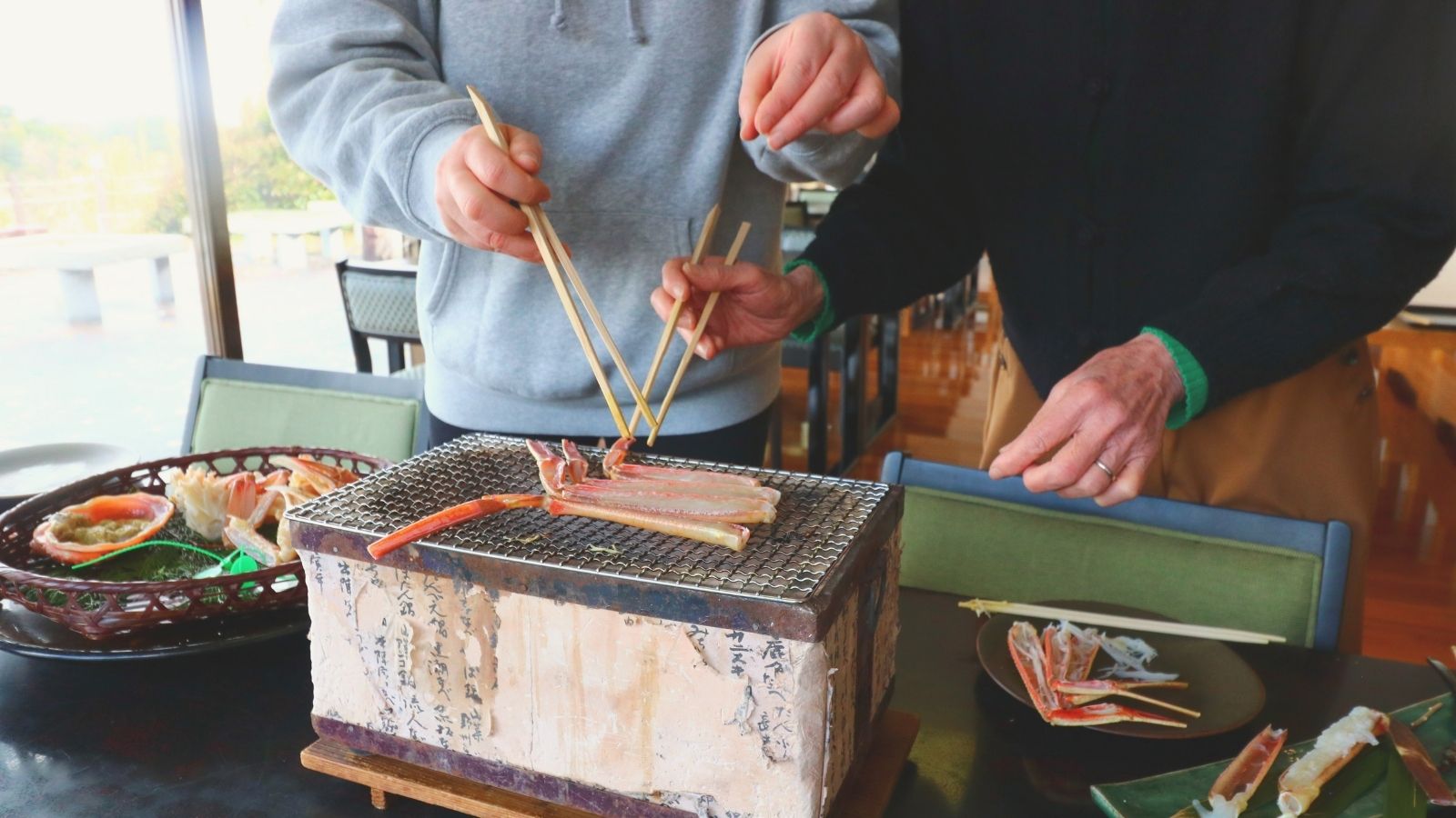 絶品の焼き蟹を、みんなで楽しむ贅沢なひととき。