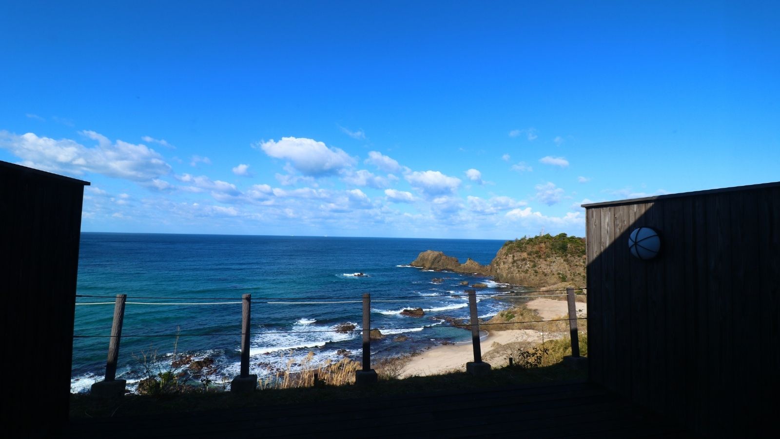 自然に溶け込む、海辺の静かな隠れ家。美しい海の景色と共に、贅沢なひとときを