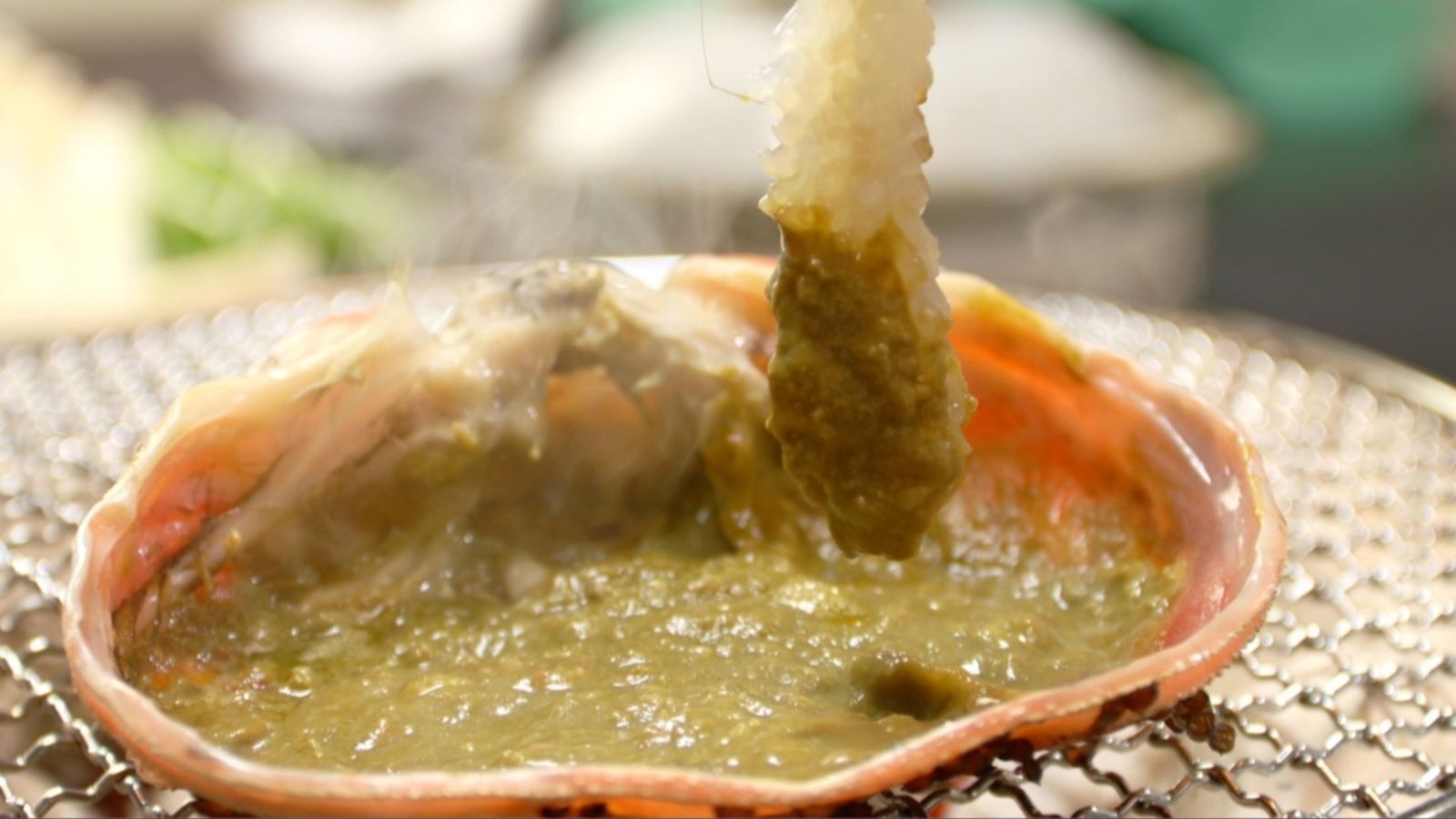 スタッフ一押し！焼きガニはカニミソをくぐらせればさらに美味しい