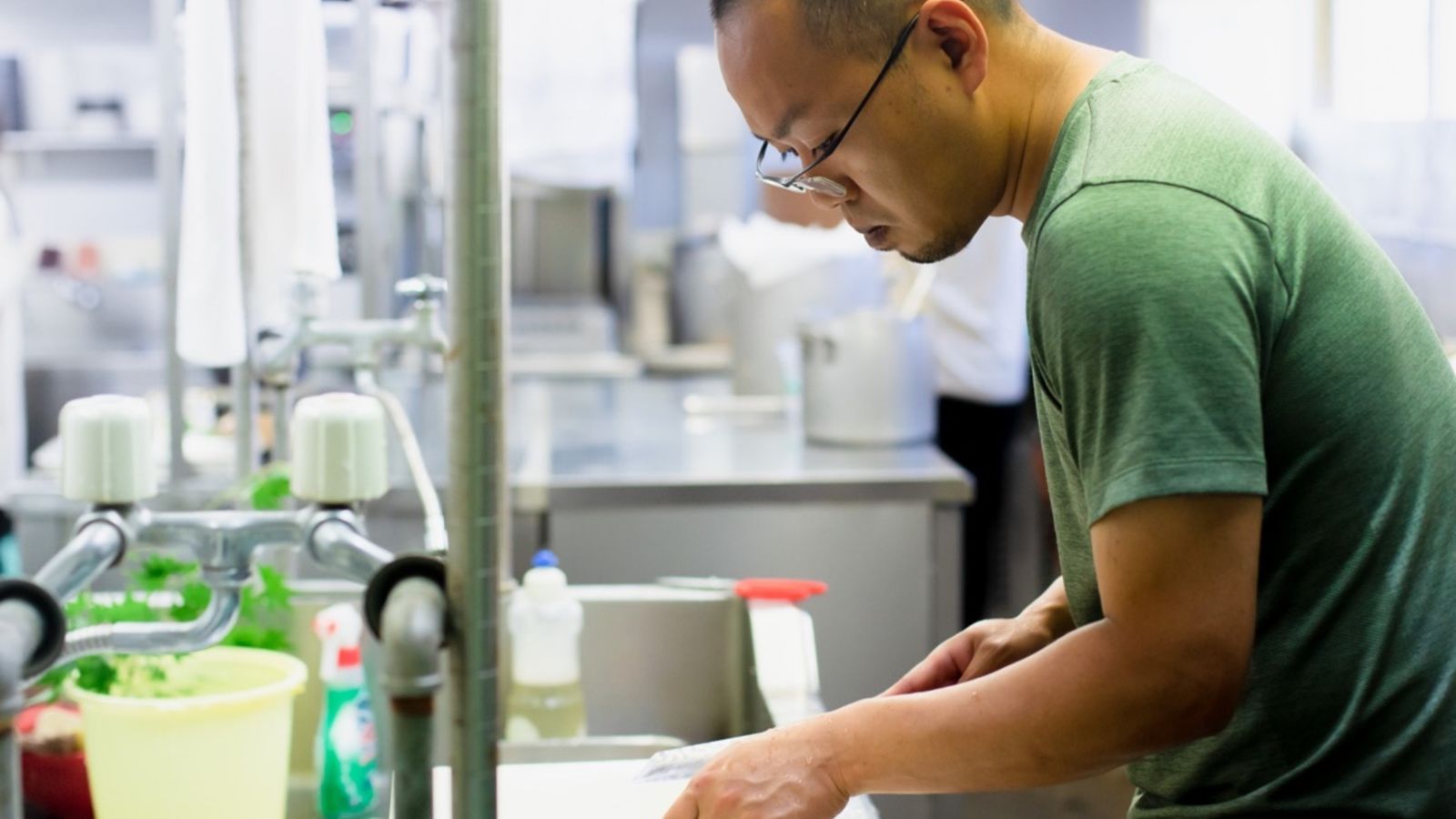 【料理こだわり】素材の旨味を引き出す出汁はすべて自家製、何種類もの食材から最適な出汁を作ります