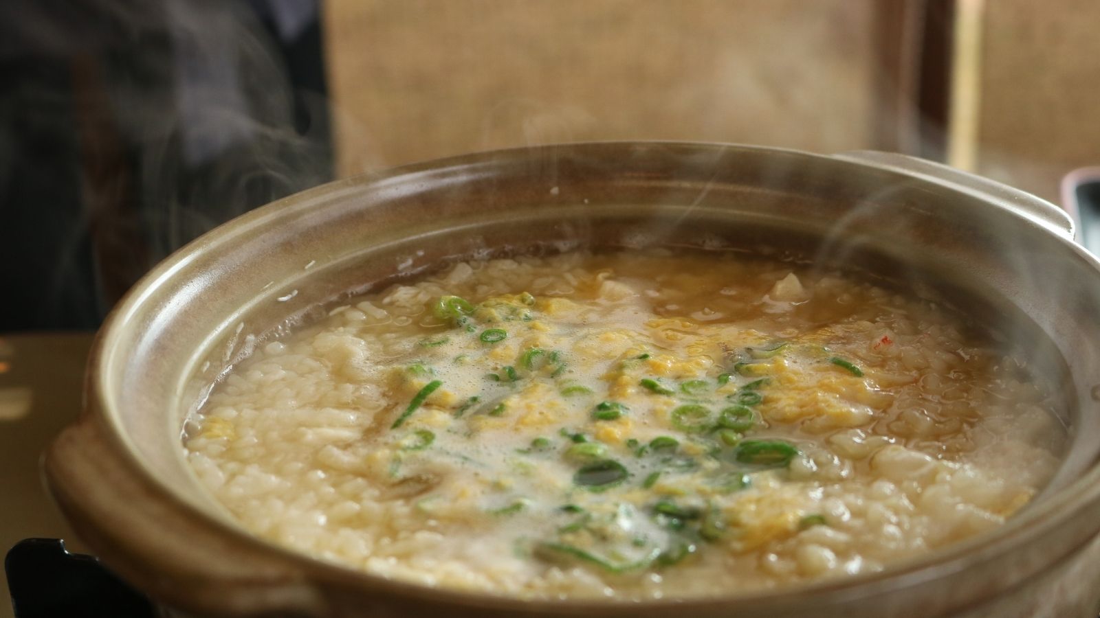 蟹ガラ出汁が効くTHEカニ旨味を雑炊に。こんなにカニの旨味がある雑炊はありません