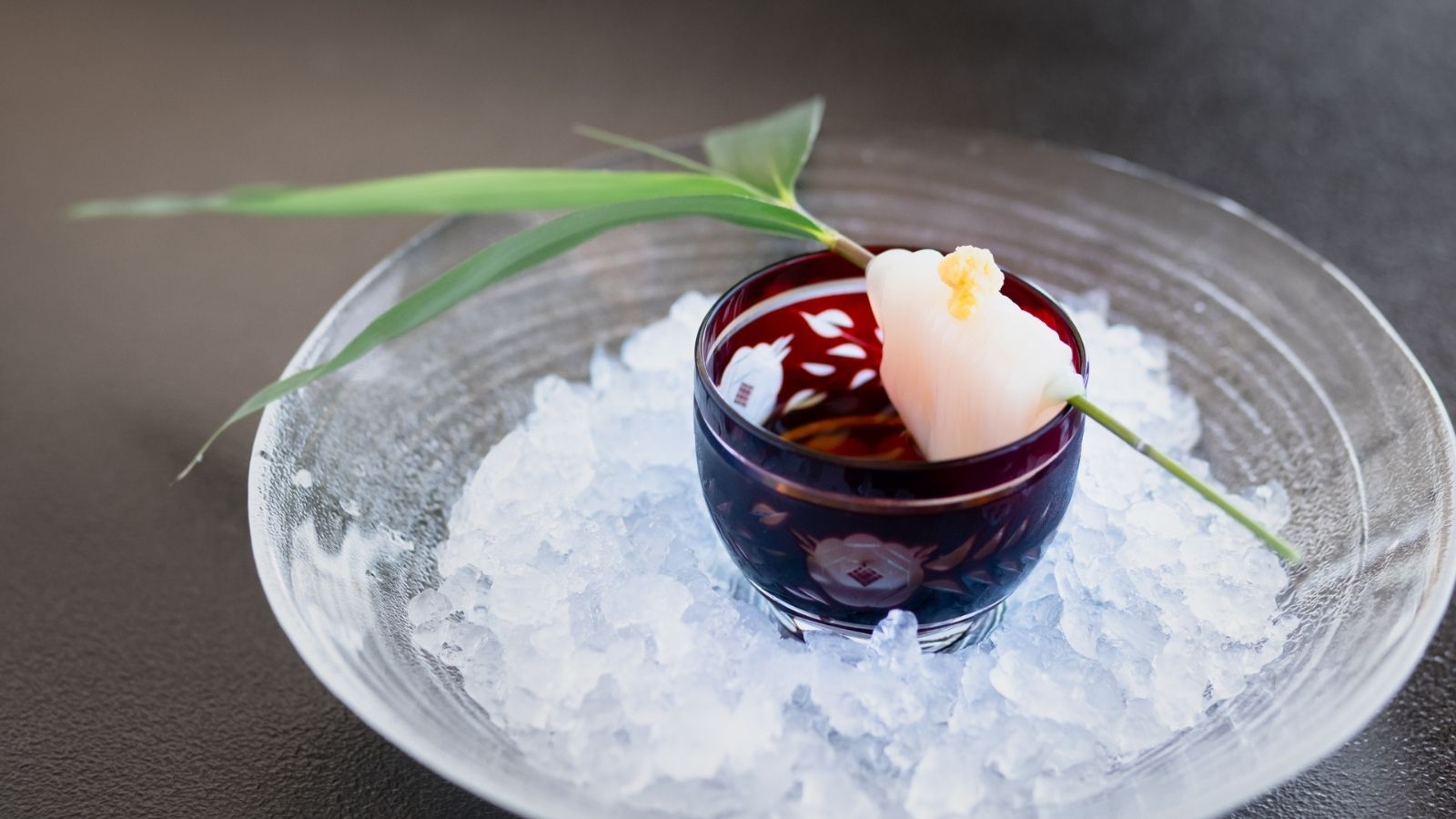 冷たい氷の上でひんやりと、とろけるような甘さ。上品な味わいが口いっぱいに広がる至福のデザート