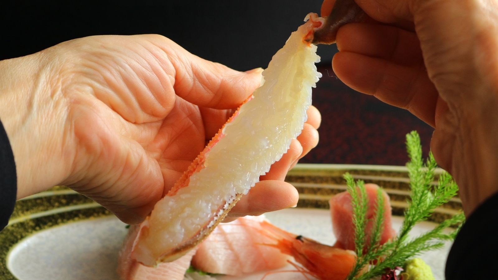 新鮮な間人蟹の身&mdash;ぷりっとした食感と甘さを手で感じる至福のひととき