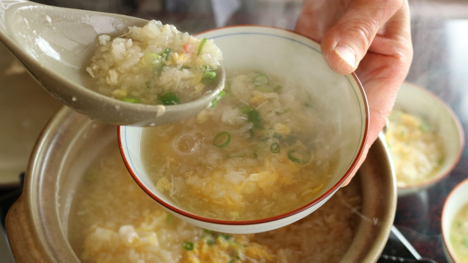 何杯でも食べられる〆雑炊、蟹ガラ出汁が染みこんだご飯は絶品