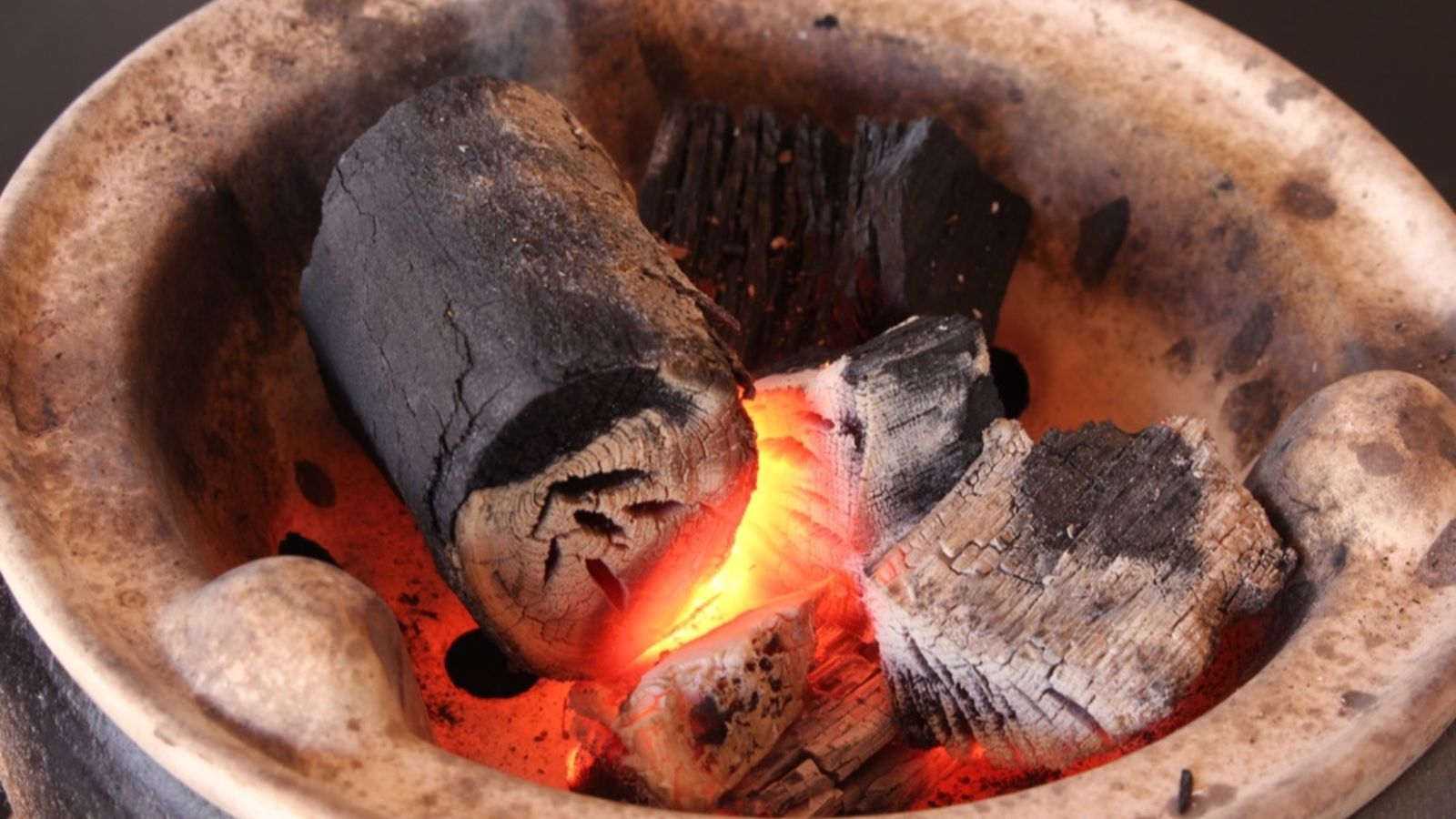 【炭のこだわり】丹後備長炭を使用する炭火、程よい火力を維持できるため、食材の旨味をさらに引きだします