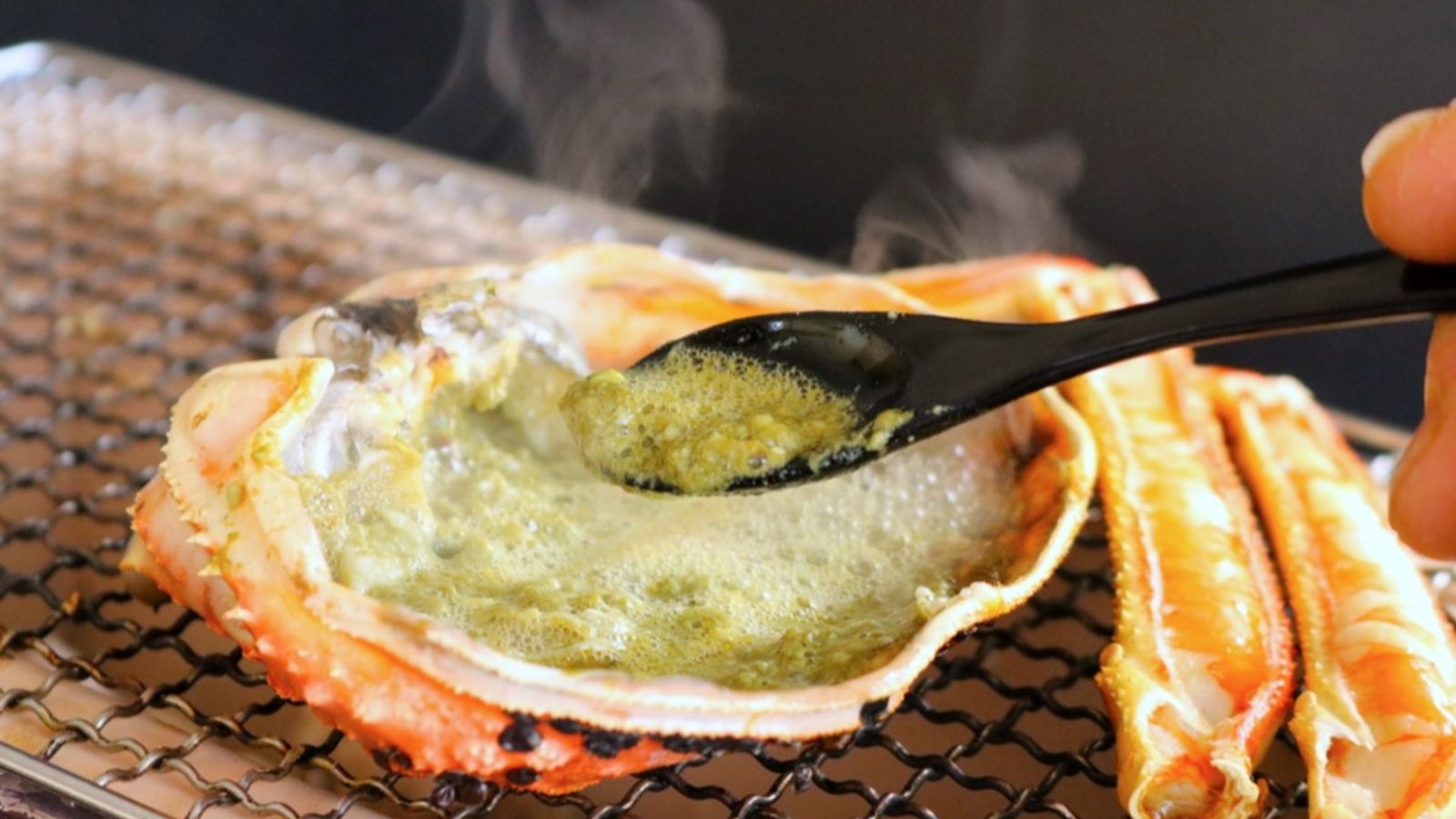 濃厚なカニミソはとても希少、そのままでも、甲羅酒でも、全てが絶品です