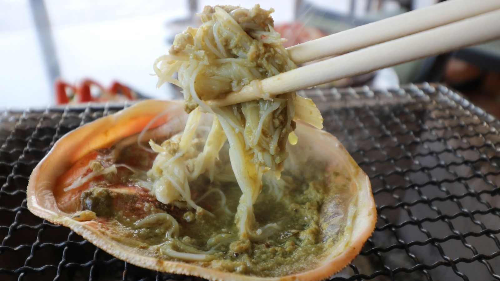 スタッフ一押し！焼きガニはカニミソをくぐらせればさらに美味しい