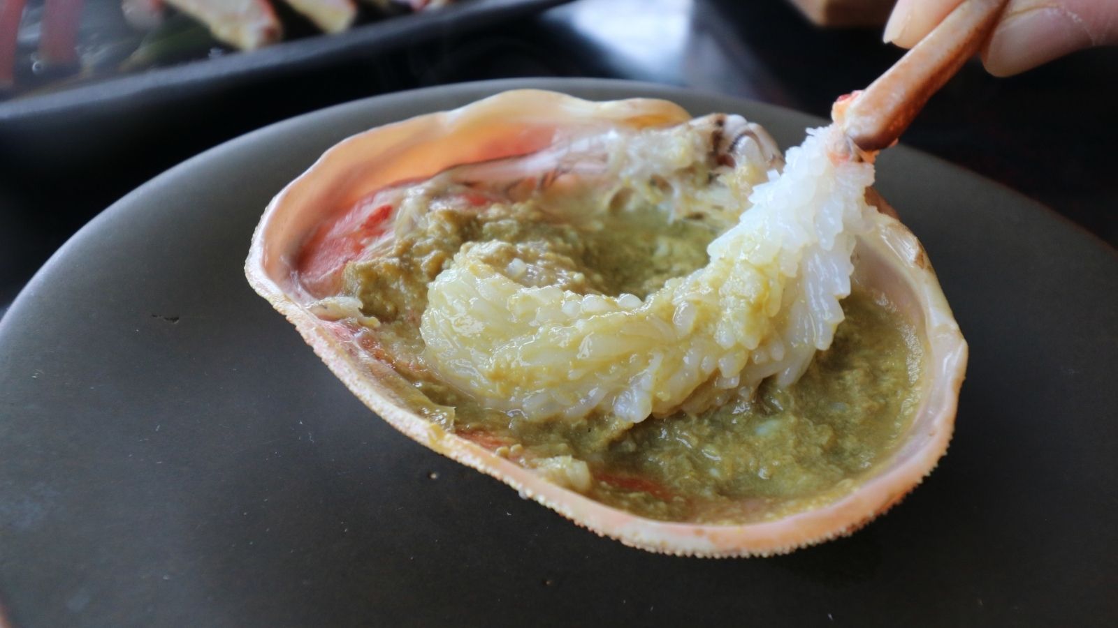 スタッフ一押し！焼きガニはカニミソをくぐらせればさらに美味しい