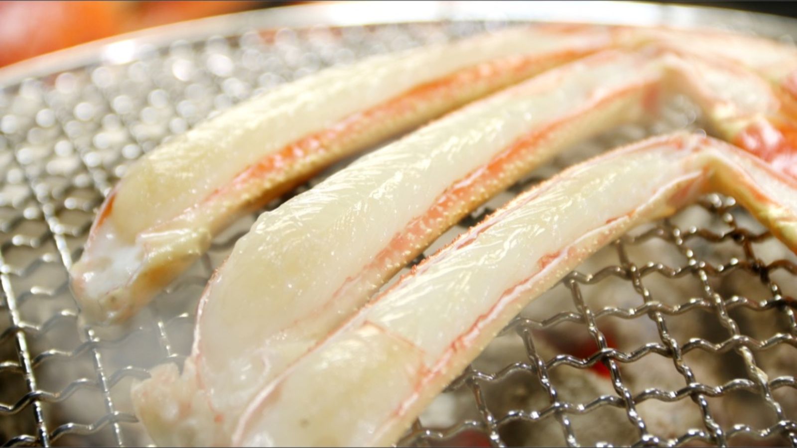 丹後備長炭でゆっくりじっくり焼き上げます。淡白で上品な身、スダチを絞ってご堪能ください