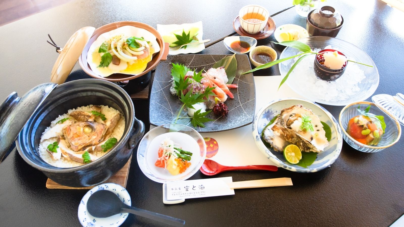 夕食一例　鯛めしを中心に新鮮な海の幸と季節の恵みを贅沢に
