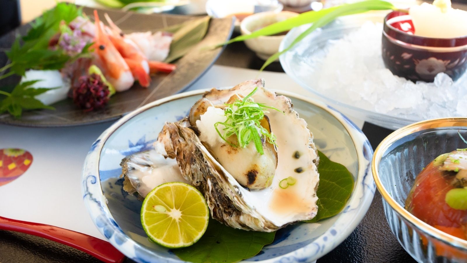 【真牡蠣】ふっくら焼き上げた牡蠣に、香り豊かな柑橘をひと絞り。海の恵みが贅沢に広がる一品。