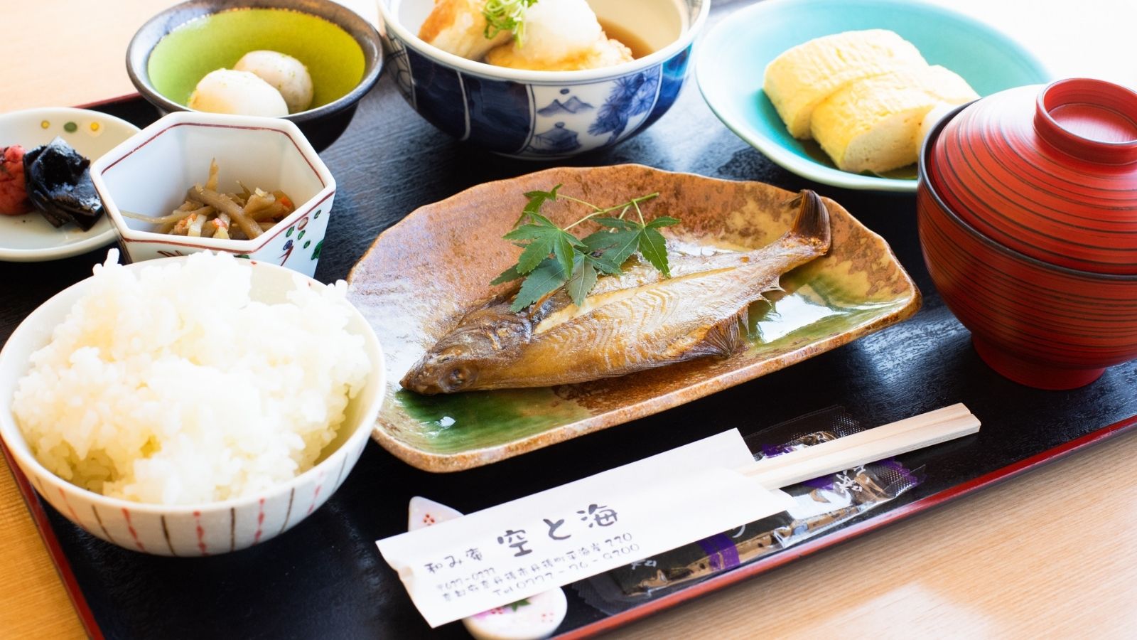 香ばしく焼き上げた魚と、ふわりと広がるご飯の甘み。旬の素材を活かした、至福の和朝食