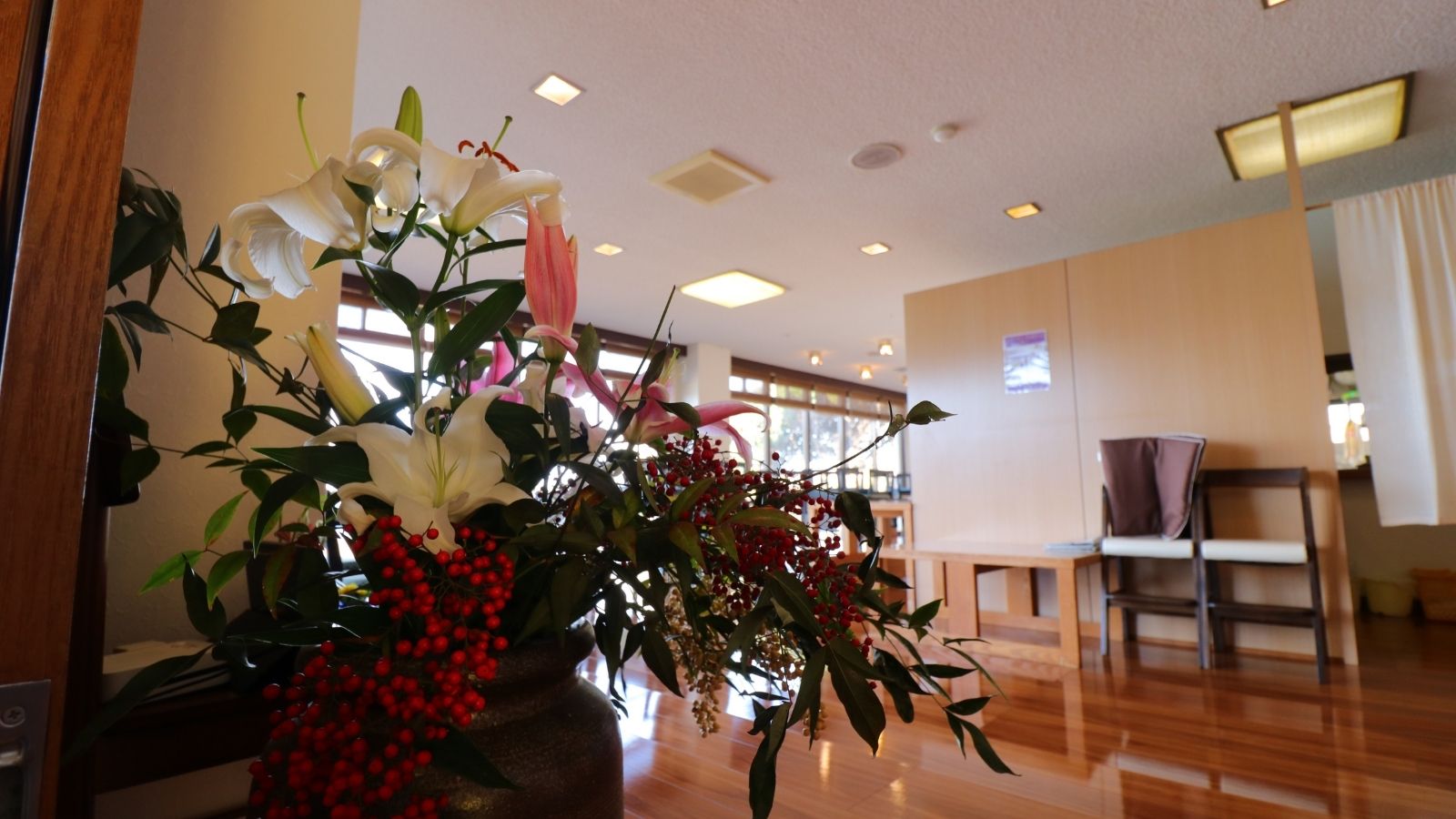 温かみのある空間に彩りを添える、華やかな花々。心を落ち着けるリラックスした雰囲気