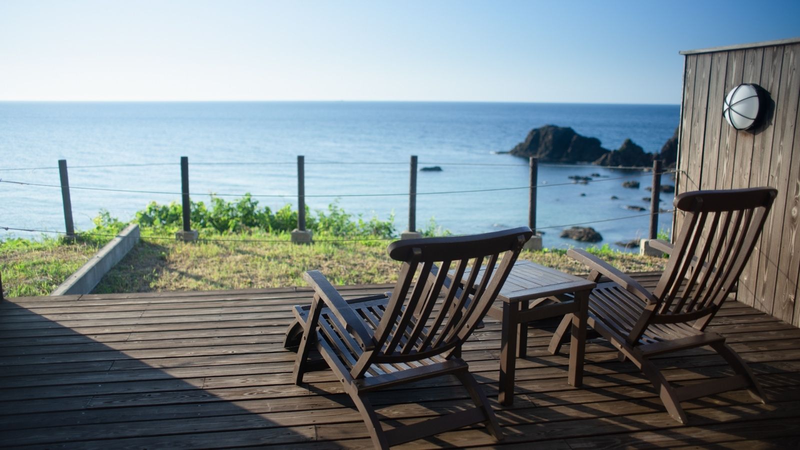 海を望むサンデッキで、波の音に包まれながらゆったりと過ごす贅沢なひととき