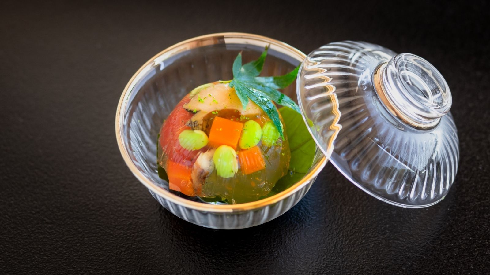 季節の彩りを閉じ込めたゼリー寄せ。新鮮な野菜と魚介の旨味が調和した一品