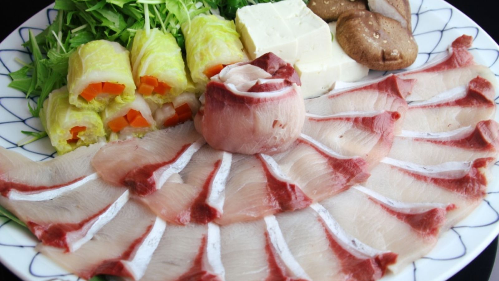 【ブリしゃぶ】冬の味覚のひとつ特製出汁にくぐらせお召し上がりください。別注料理でご用意しています