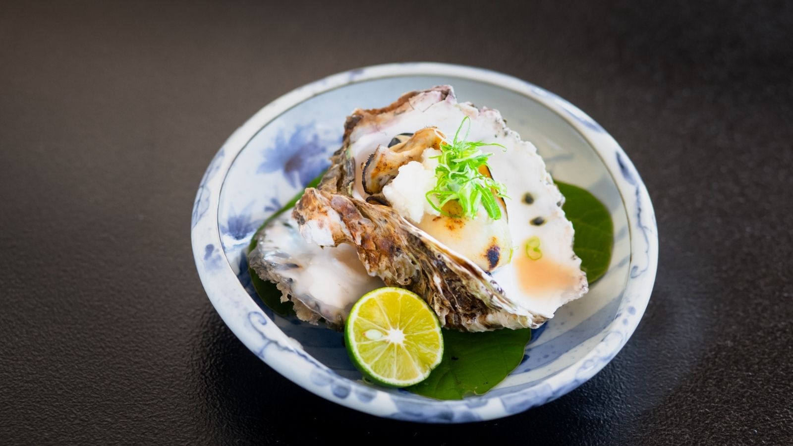 香ばしく焼き上げた牡蠣に、爽やかなライムを添えて。海の旨味をそのまま楽しむ贅沢な一品