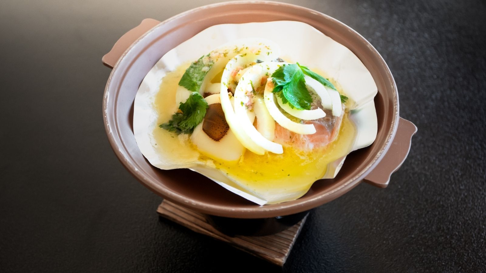 香り高い蒸し焼き料理。新鮮な魚介がふんわりと包まれ、素材の旨みを引き出す一品