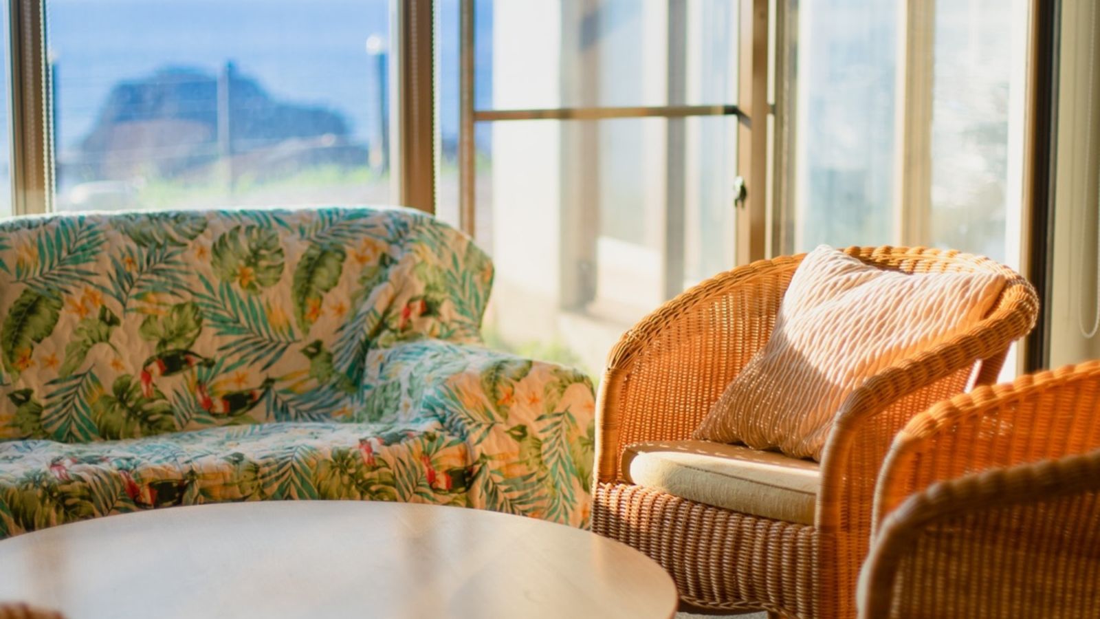 館内ロビー、客室以外にも景色を眺め寛ぐことができます。