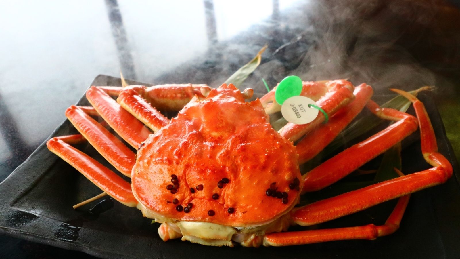 香ばしく焼き上げた間人蟹&mdash;鮮やかな赤とともに楽しむ極上の一品