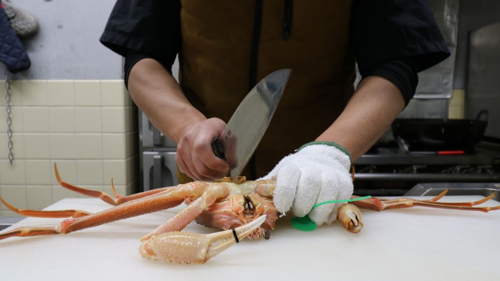 職人技で捌く間人蟹&mdash;新鮮な海の恵みを最高の状態で提供