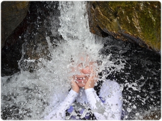 暑い夏は滝を浴びてクールダウン！
