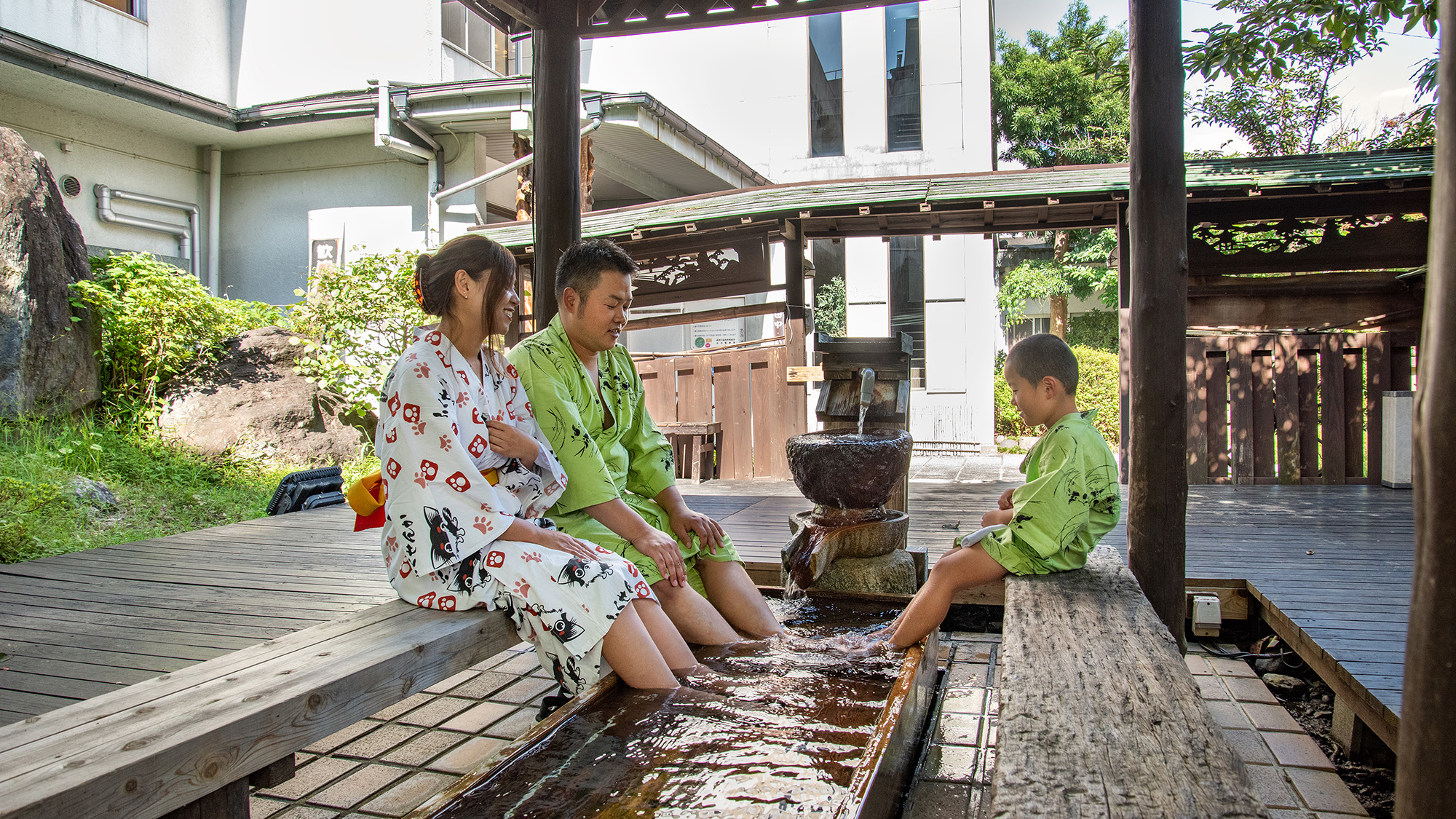 *【足湯】玄関横の中庭でおしゃべりしながら、じんわり温まってください。