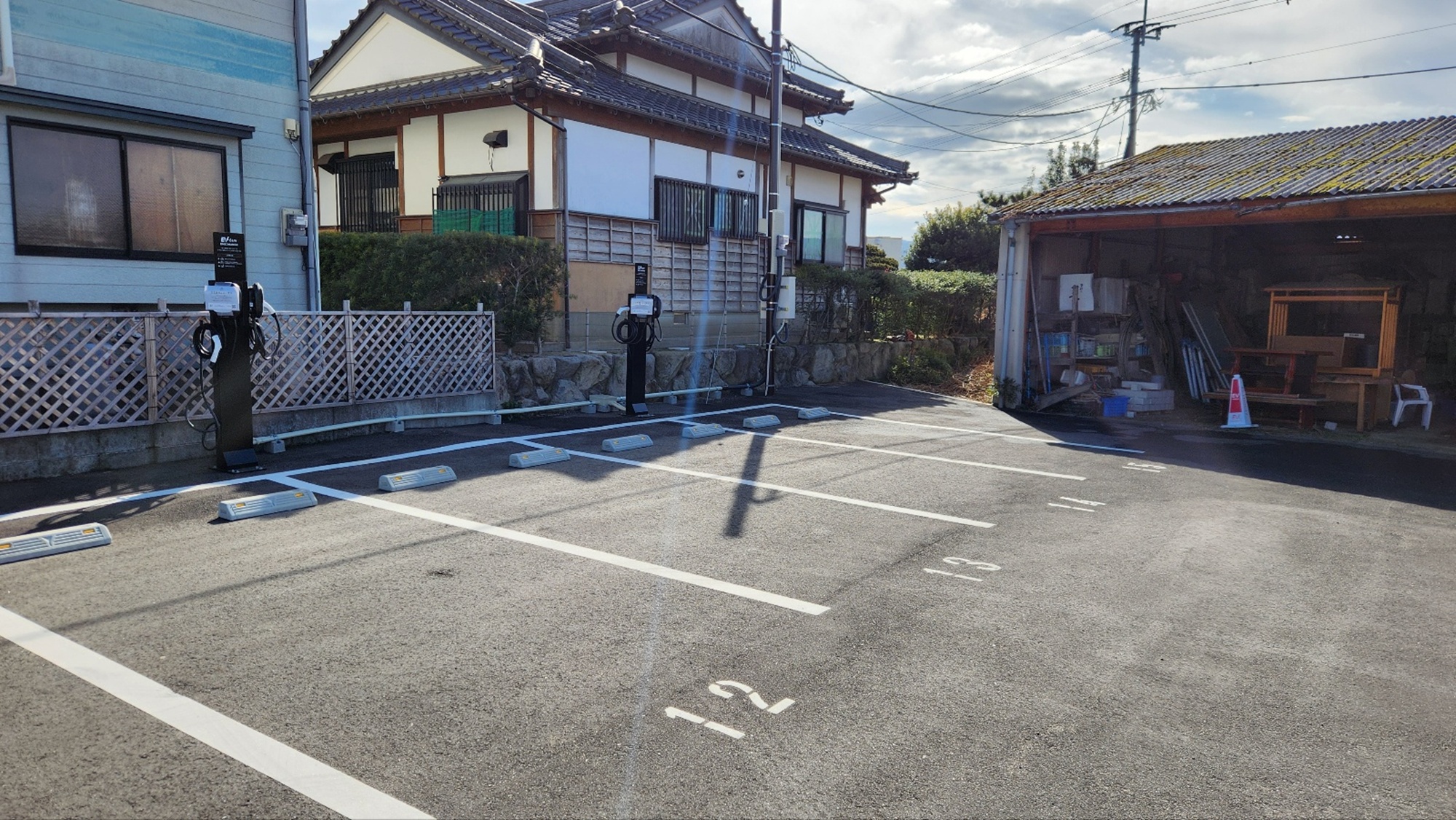 EV充電を完備。第一駐車場に4台ご用意しております。