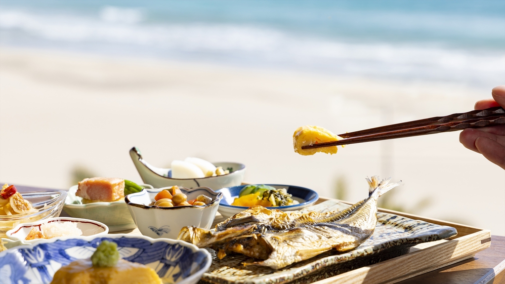 【一泊朝食付】 波音に包まれて迎える、海辺の静かな朝と優しい和の朝餉。