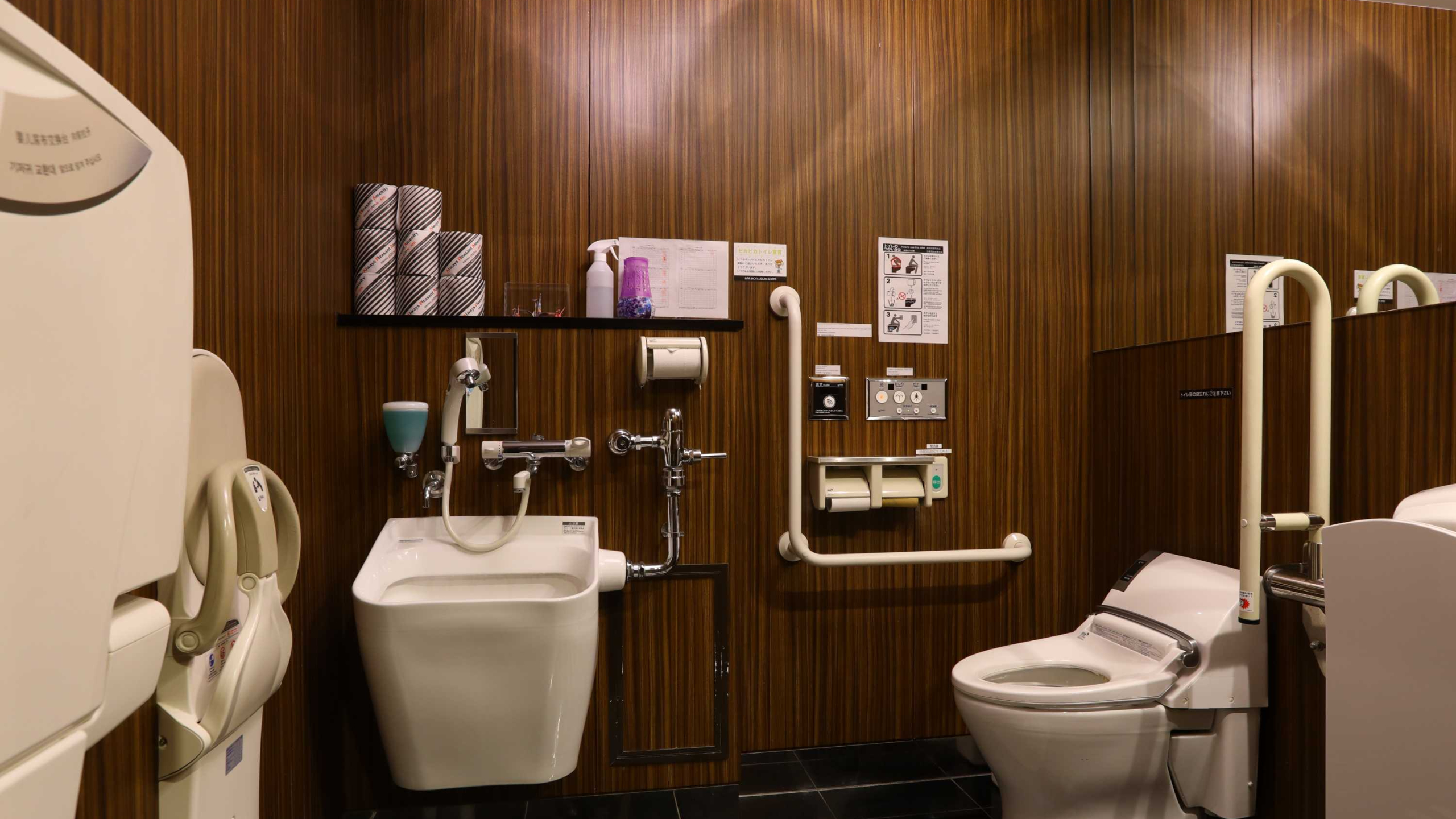 1階多目的トイレにはおむつ台もございます。