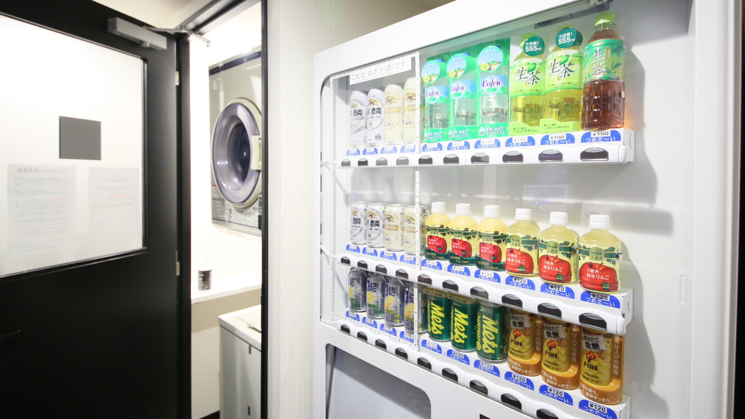 12階に自動販売機・コインランドリー・電子レンジ・製氷機を完備