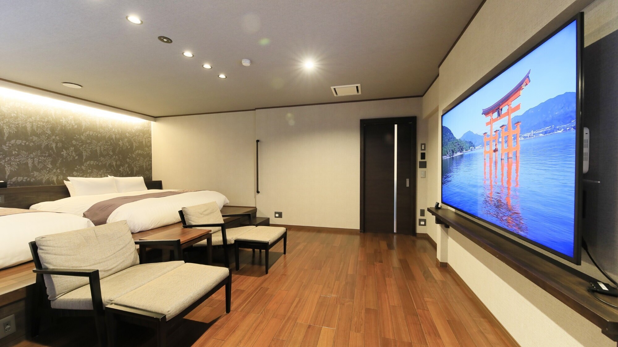 海側洋室プレミアムルーム　75型TV