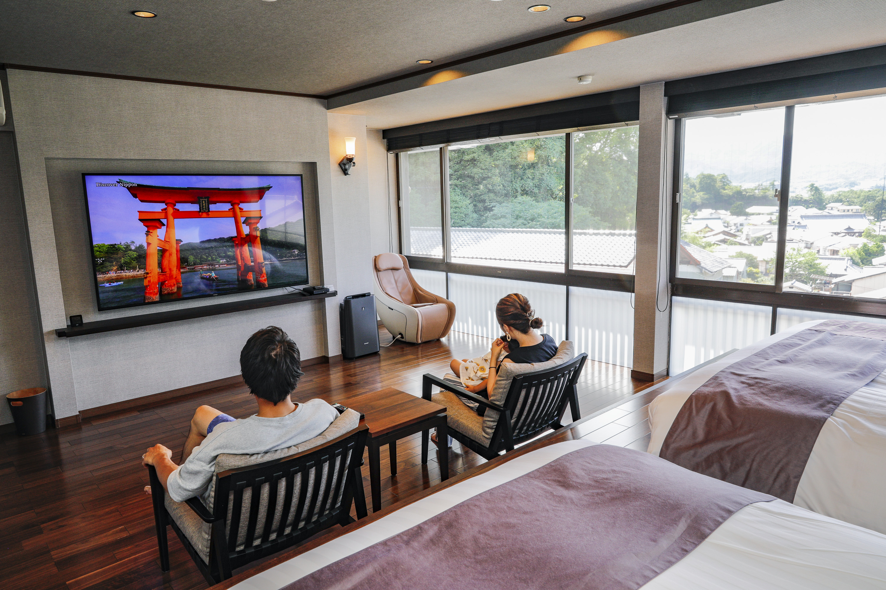 【海側洋室プレミアムルーム】　75インチ大画面テレビ完備