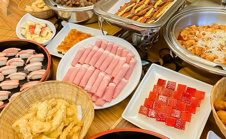 【1泊4食・基本プラン】豚すき焼き鍋＆紅ズワイ蟹食べ放題!! ハーフビュッフェ＆90分飲み放題プラン