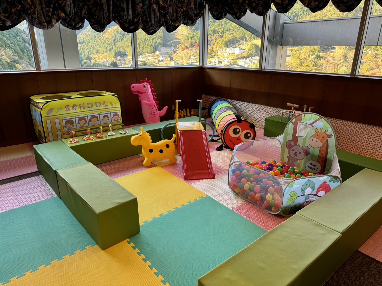 お子様連れのファミリー限定☆飛騨牛２色鍋＆紅ズワイ蟹食べ放題!!＆ハーフビュッフェ＆90分飲み放題