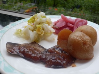 【朝食】ころ芋の煮つけ、赤かぶの漬物、朴葉みそなど飛騨の郷土料理をどうぞ♪